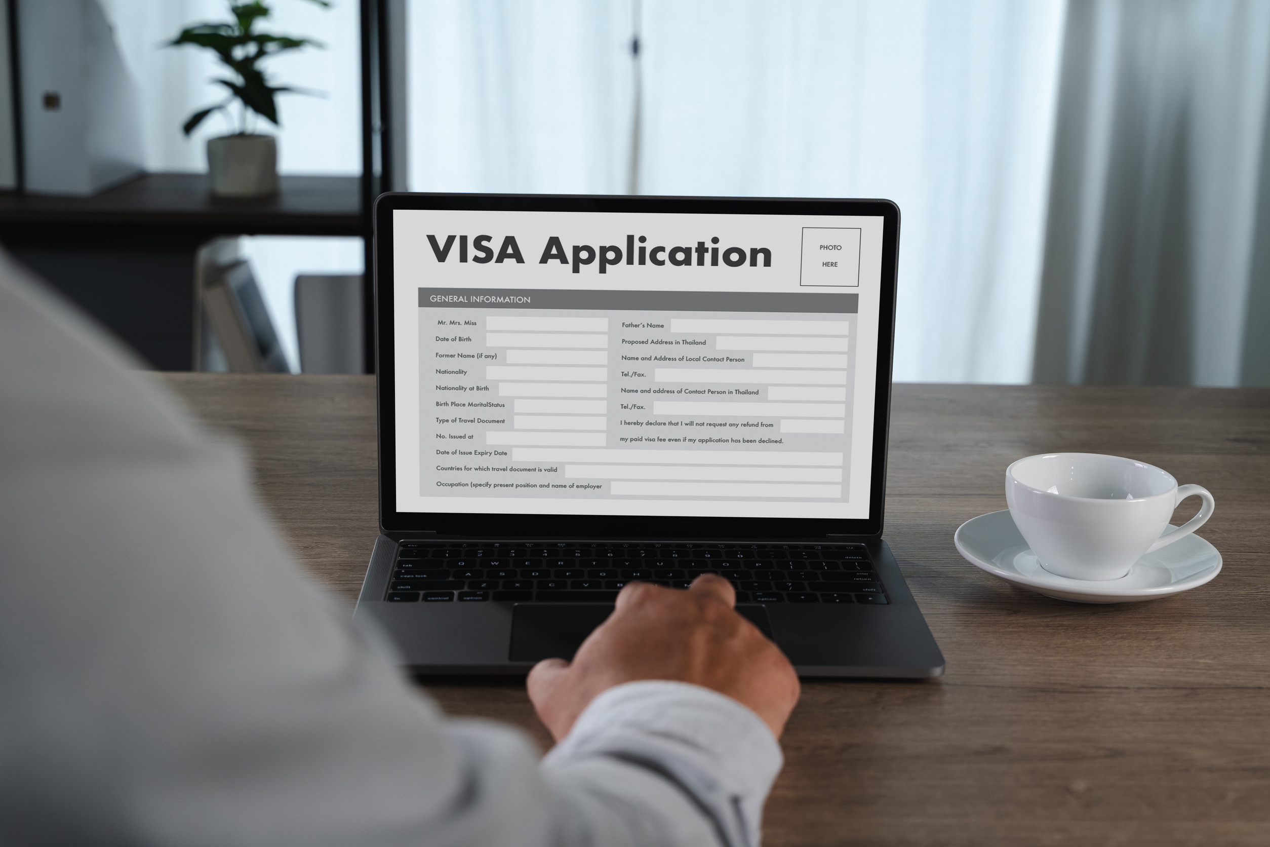 Mann schreibt persönliche Daten für ein Visaantragsformular auf