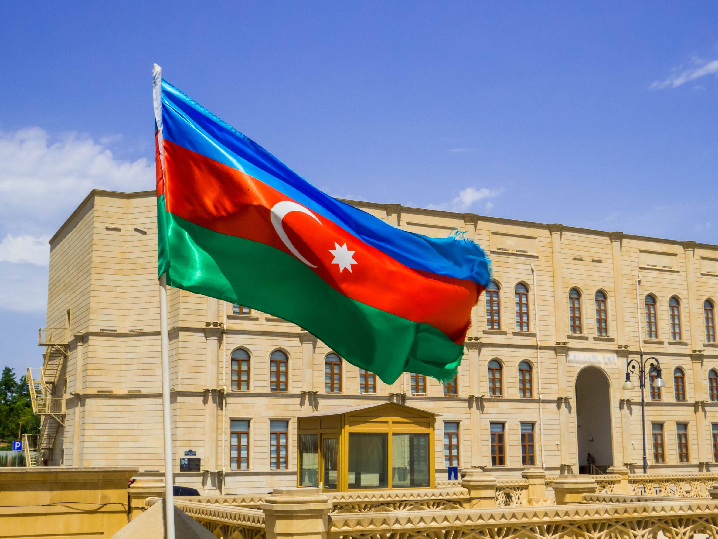 バクのヘイダル・モスク前のアゼルバイジャン国旗