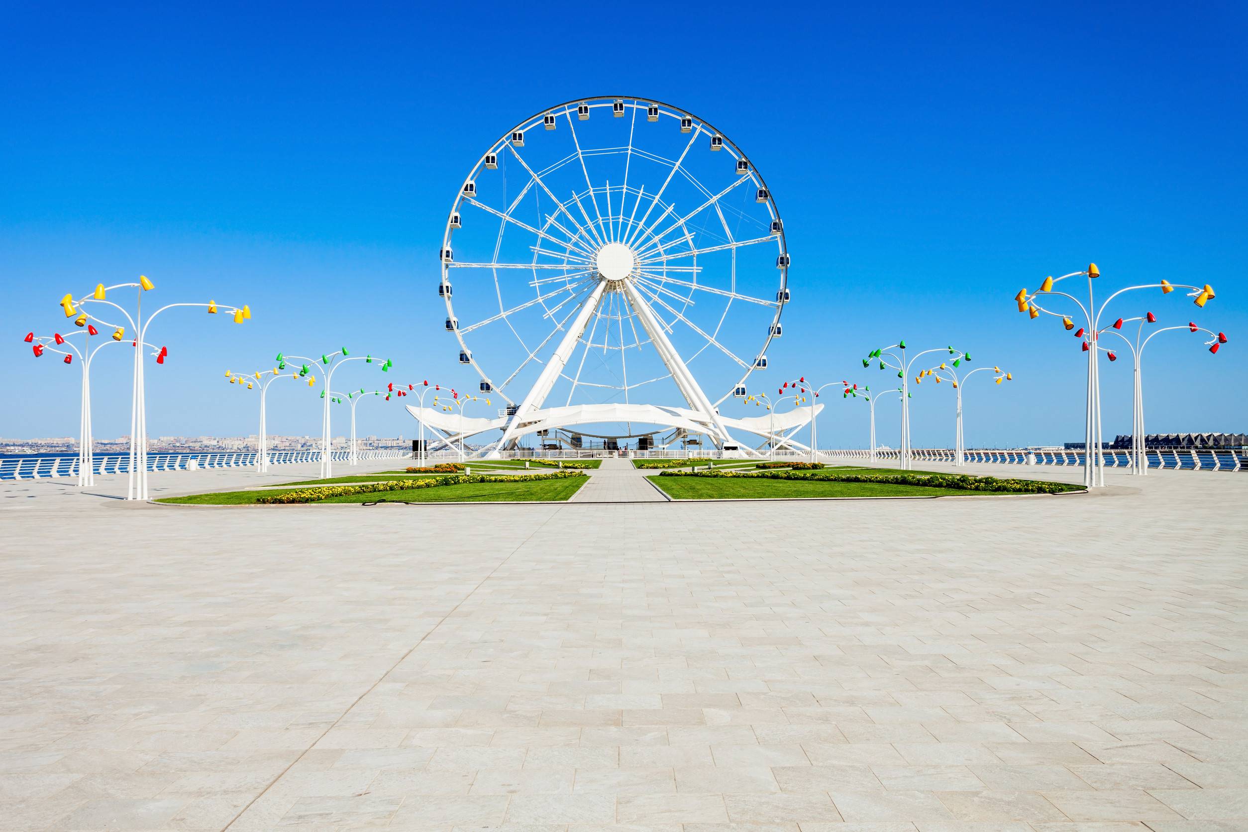 La ruota panoramica di Baku, nota anche come Baku Eye, è una ruota panoramica sul Baku Boulevard nel