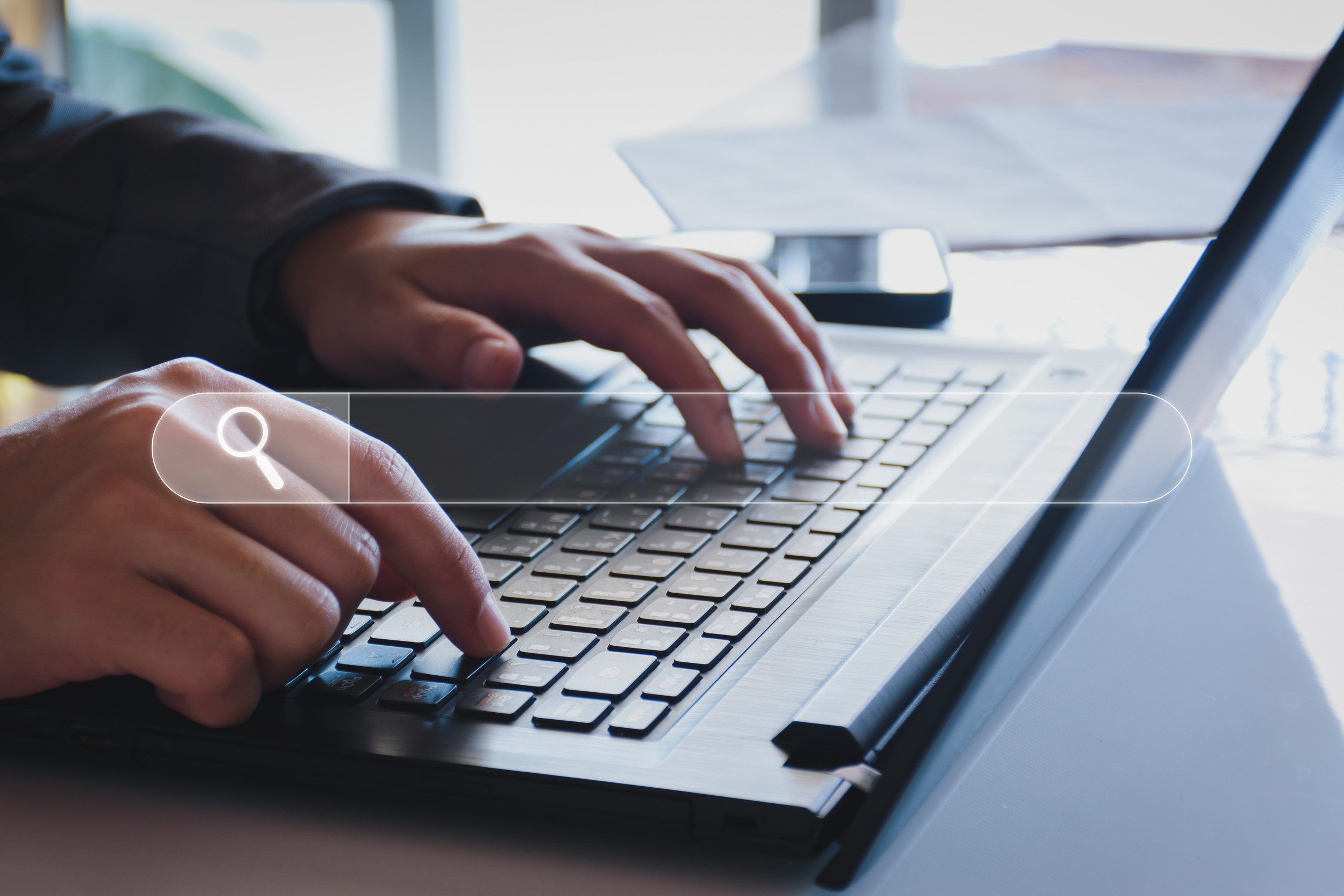 vista all'ingresso dell'aeroporto con una donna che entra dalla porta del nuovo e moderno terminal dell'aeroporto