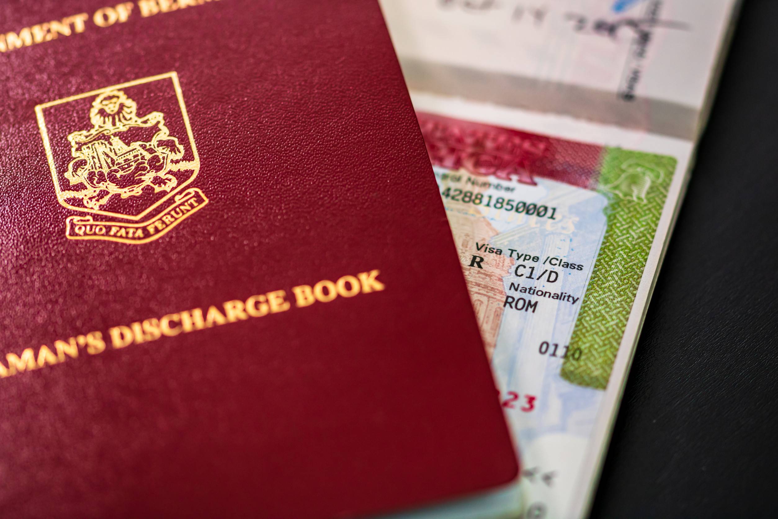 空港の入り口の眺め。ドアから入ってくる女性。新しい近代的な空港ターミナル。