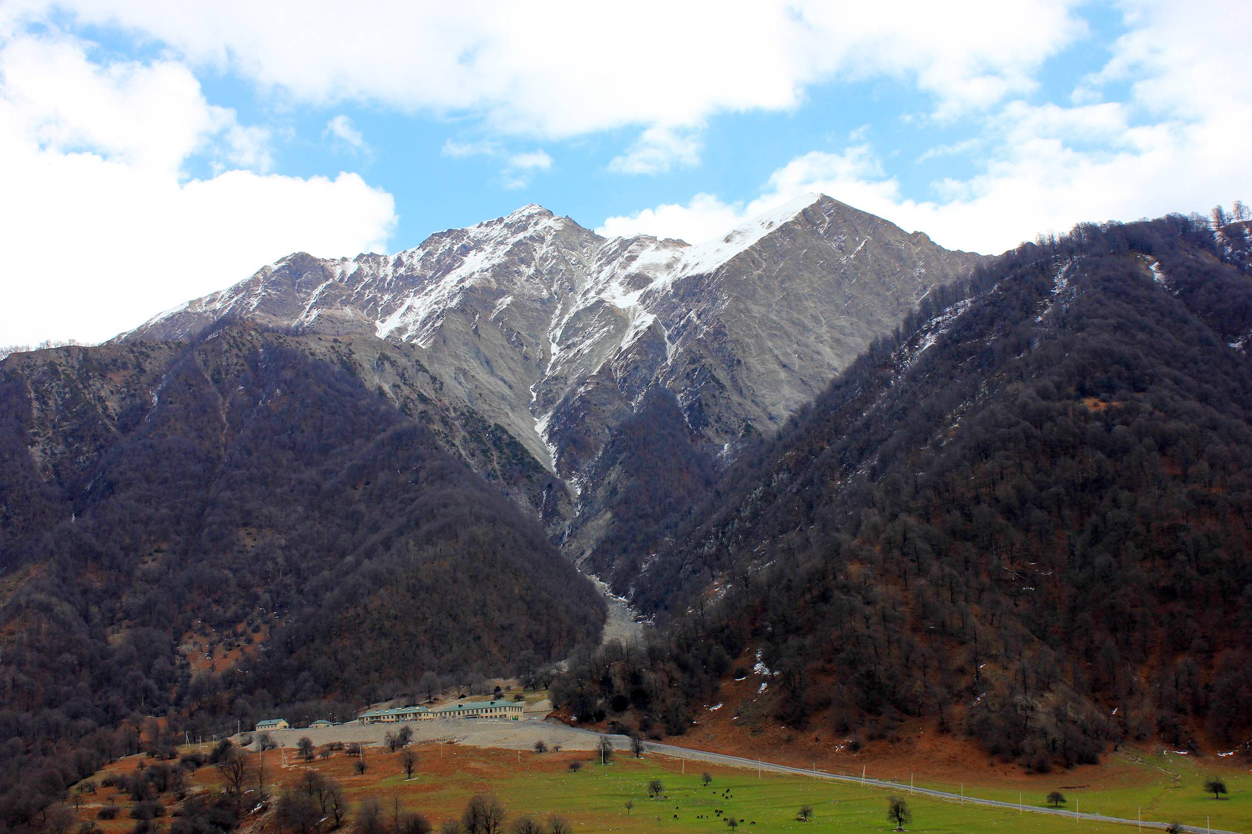 Gabala, verschneite Berge in Gabala, Aserbaidschan