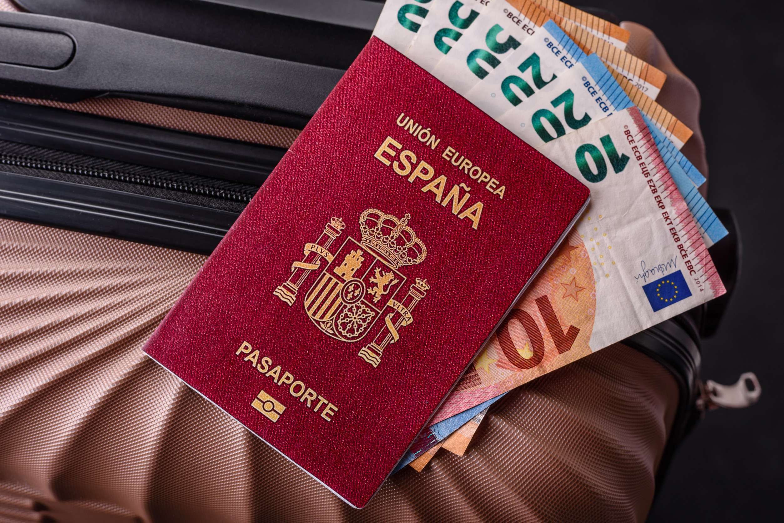 Passaporto internazionale di un cittadino spagnolo in valigia alla partenza dall'aeroporto