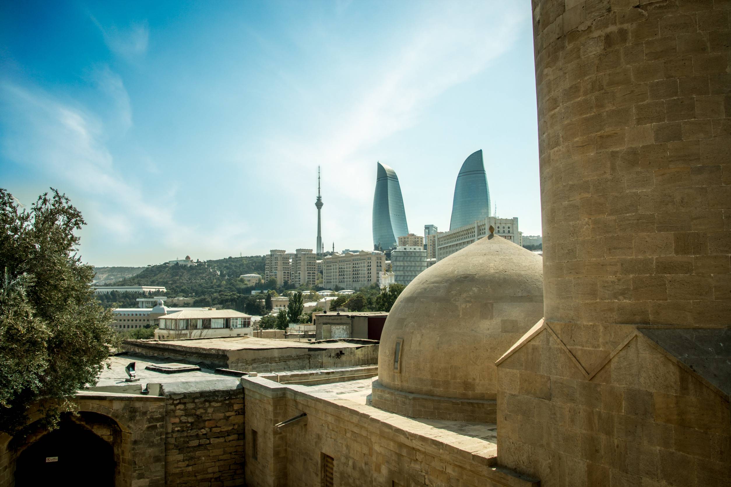Prächtige Moschee Gobbez mit Baku Skyline