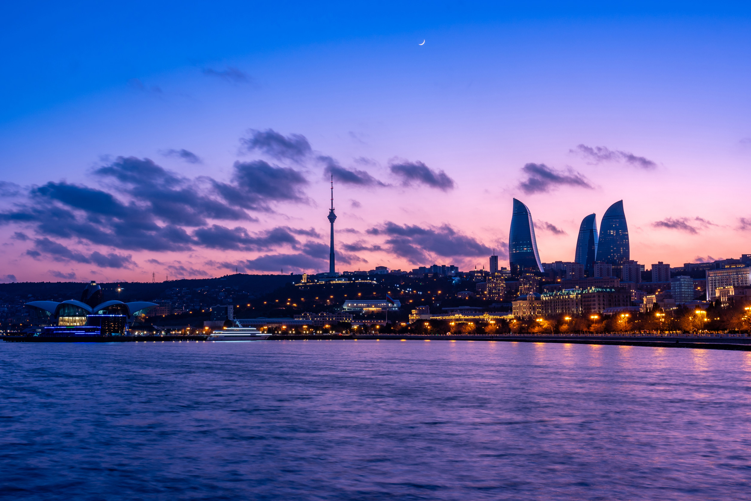 Abend in der Baku-Skyline