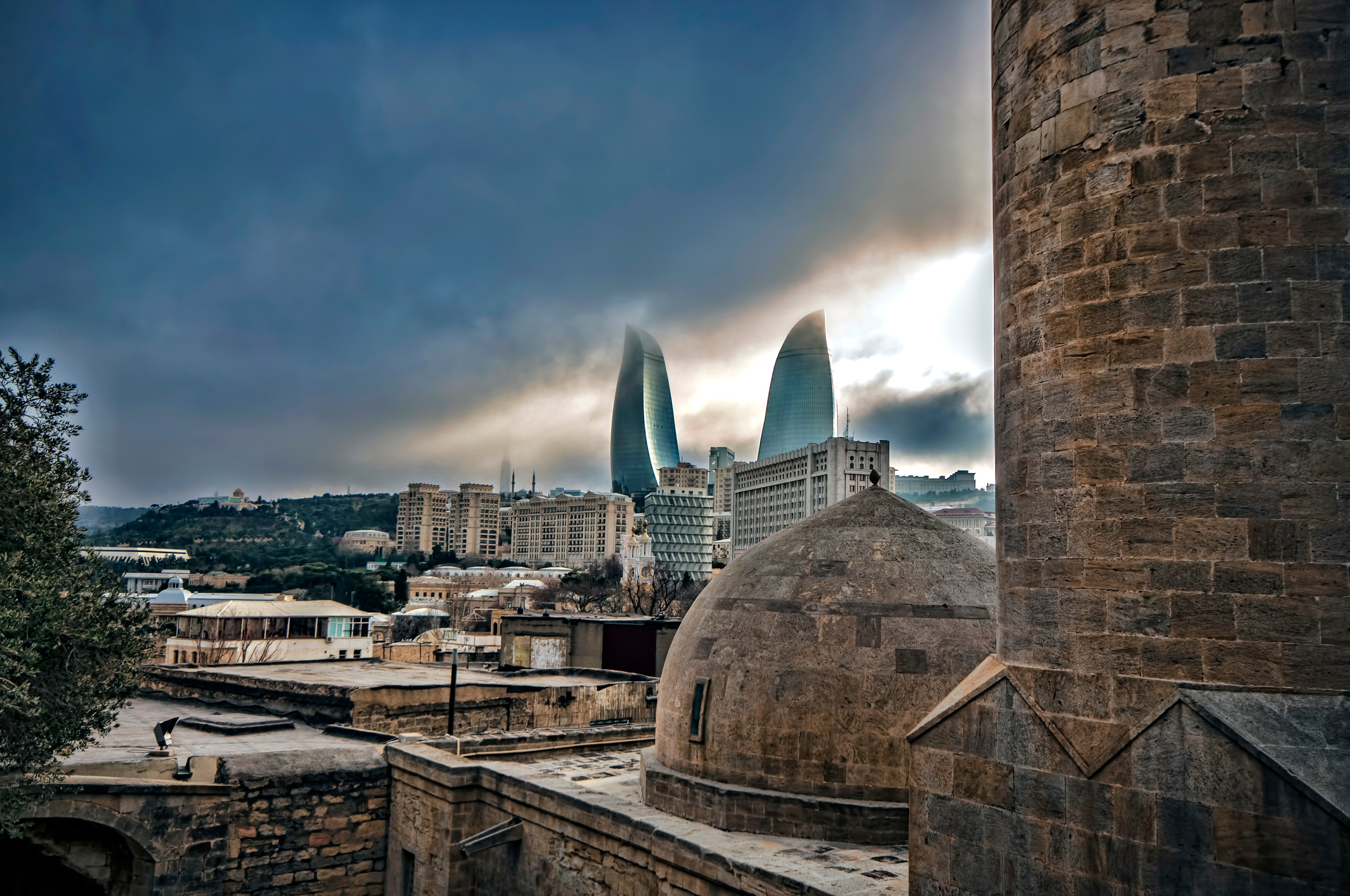 Panoramablick auf die Stadt Baku und die Flammentürme von der Altstadt in Baku, Hauptstadt von Aserbaidschan