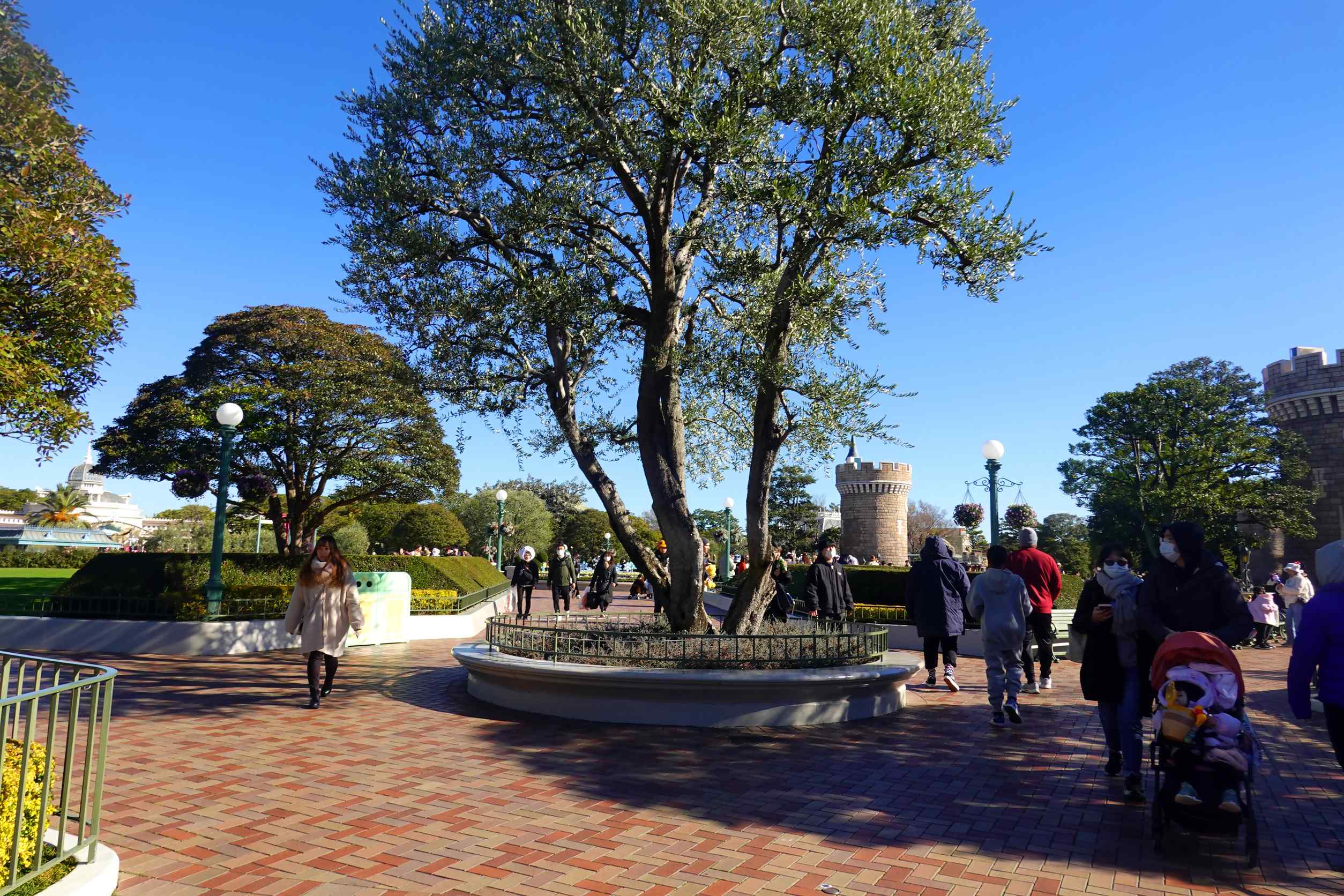 Menschen besuchen die Altstadt von Baku. Baku ist die Hauptstadt von Aserbaidschan