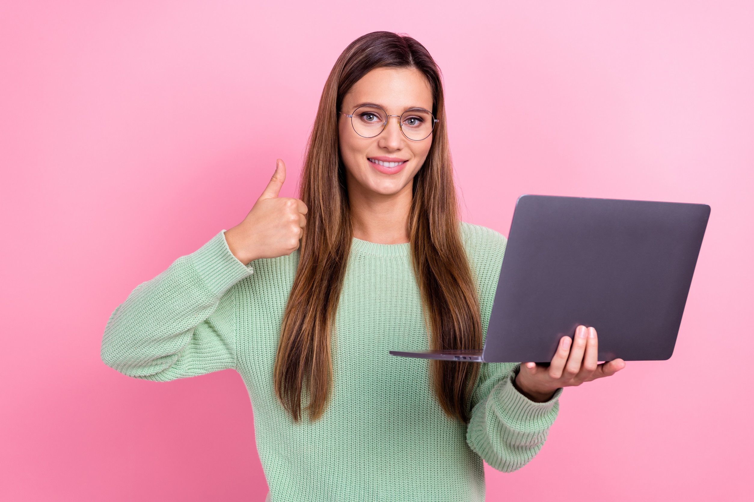 Porträt einer jungen Frau. Lebenslauf bestätigen. Bewerbung. Jobangebot. Arbeitsvertrag. E-Mail senden.