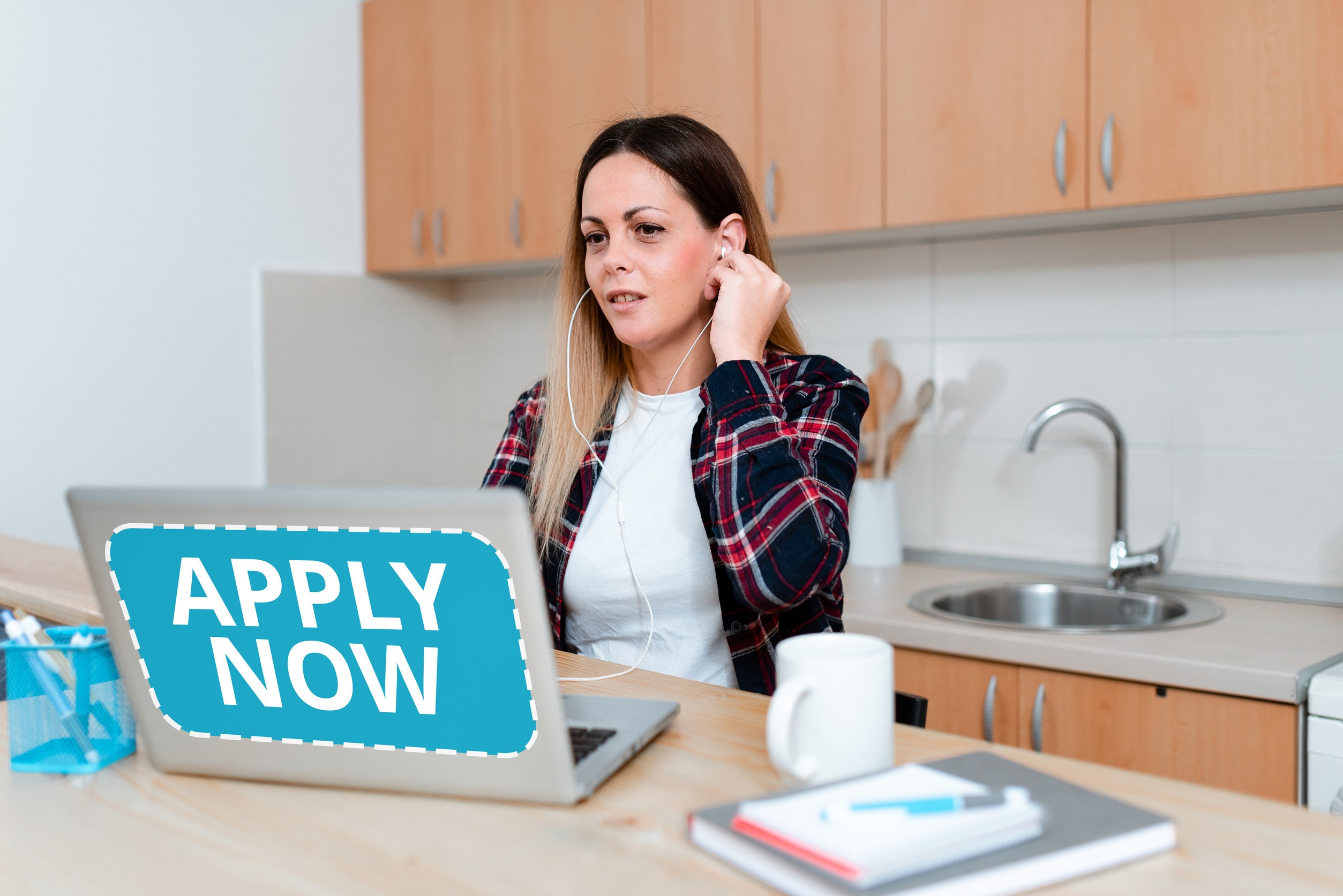 Letrero Exhibición Aplicar Ahora Palabra Escrita A Solicitud Algo Oficialmente Por Escrito O Enviando