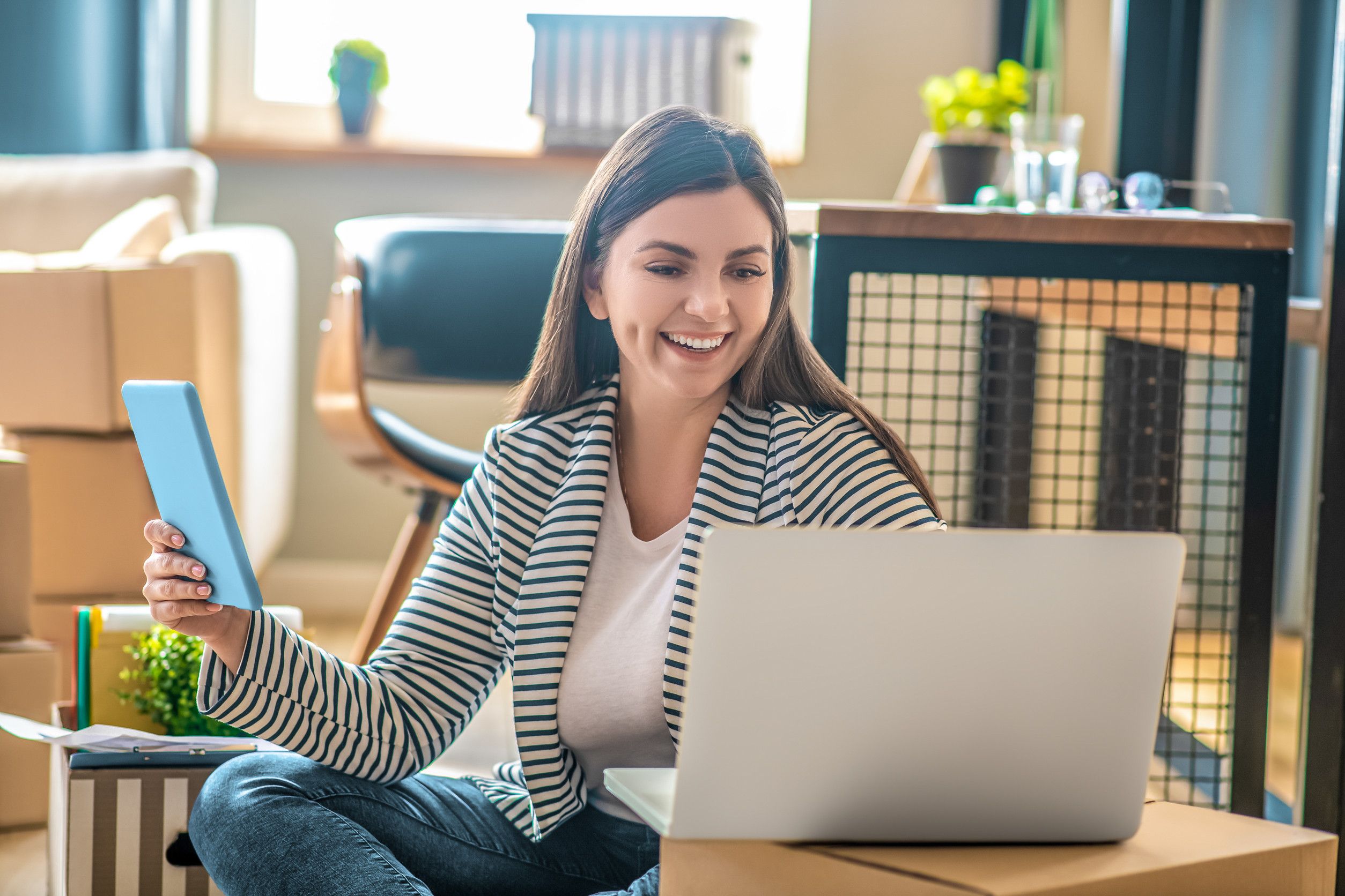 成功した日、オンラインで幸せそうに見える若い女性