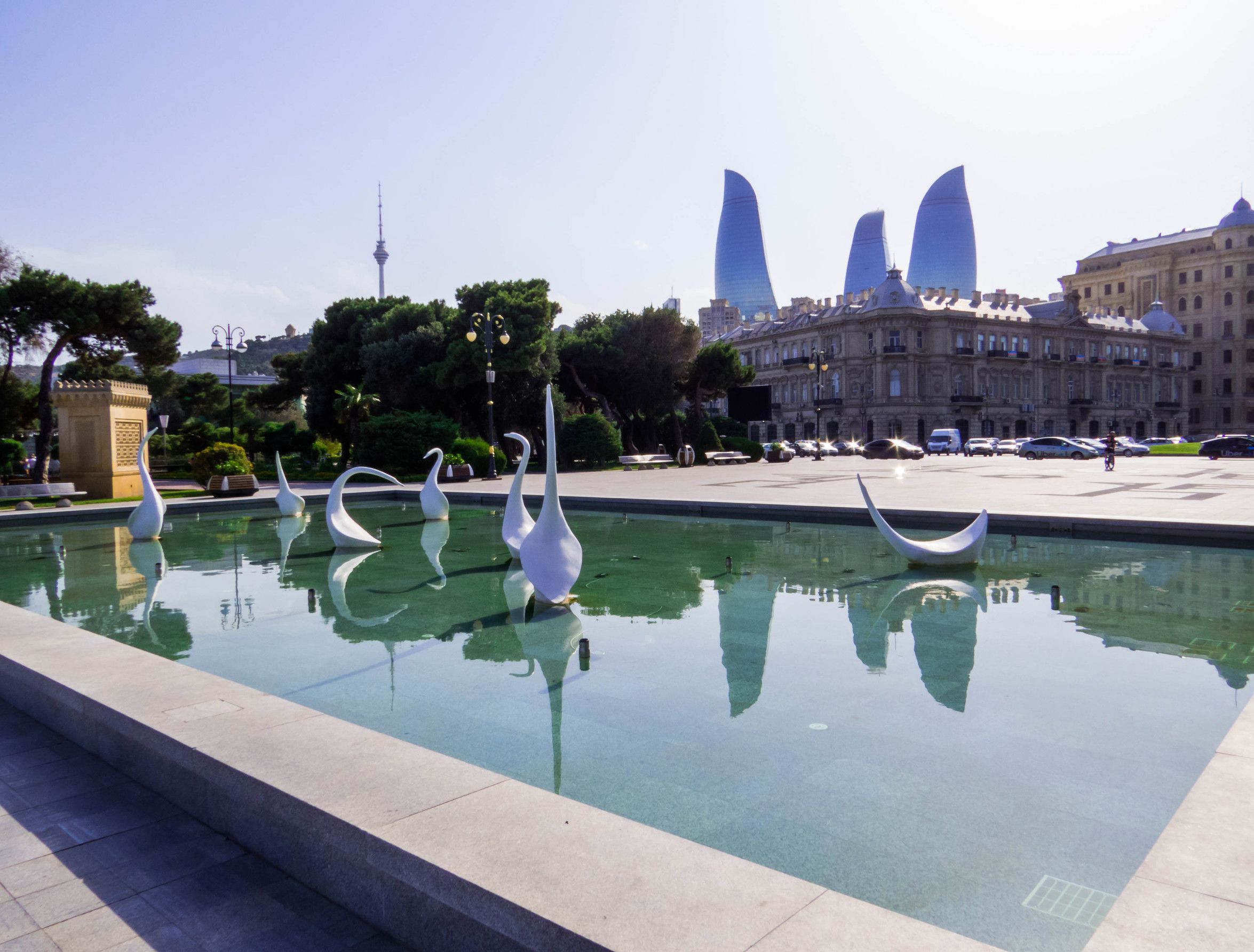 Schwanenbrunnen und Flame Towers in Baku