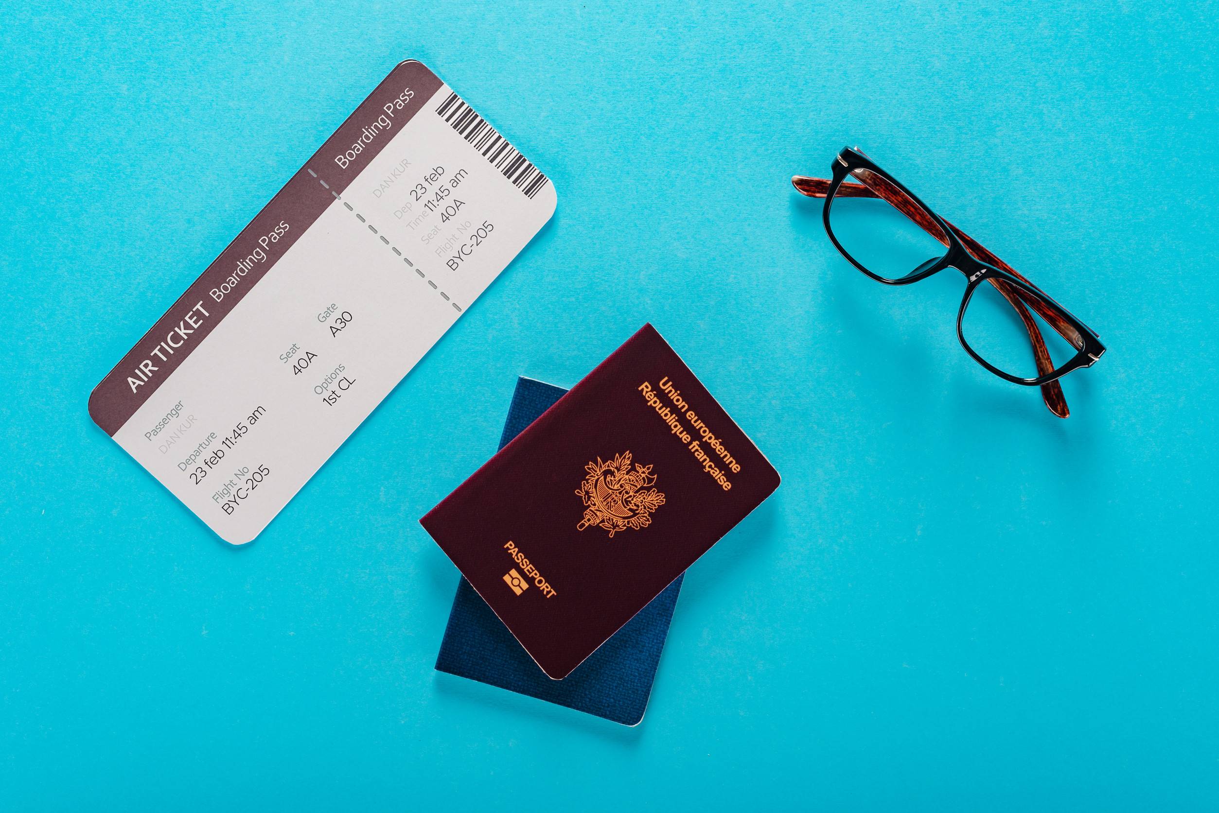 Touristischer Hintergrund mit Flugticket oder Bordkarte, französischer Reisepass und Brille